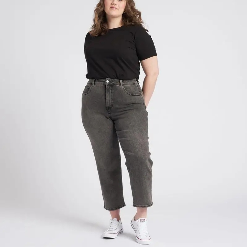 Universal Standard Donna High Rise Curve Straight Leg Jean. Stonewash Black.